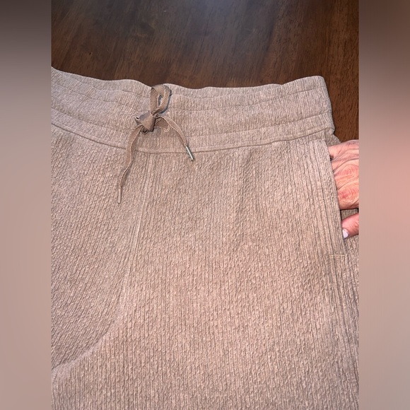 Lululemon Retreat Yourself Crop Heathered Soft Sand Textured Wide-Leg Pants 12 - Picture 6 of 10